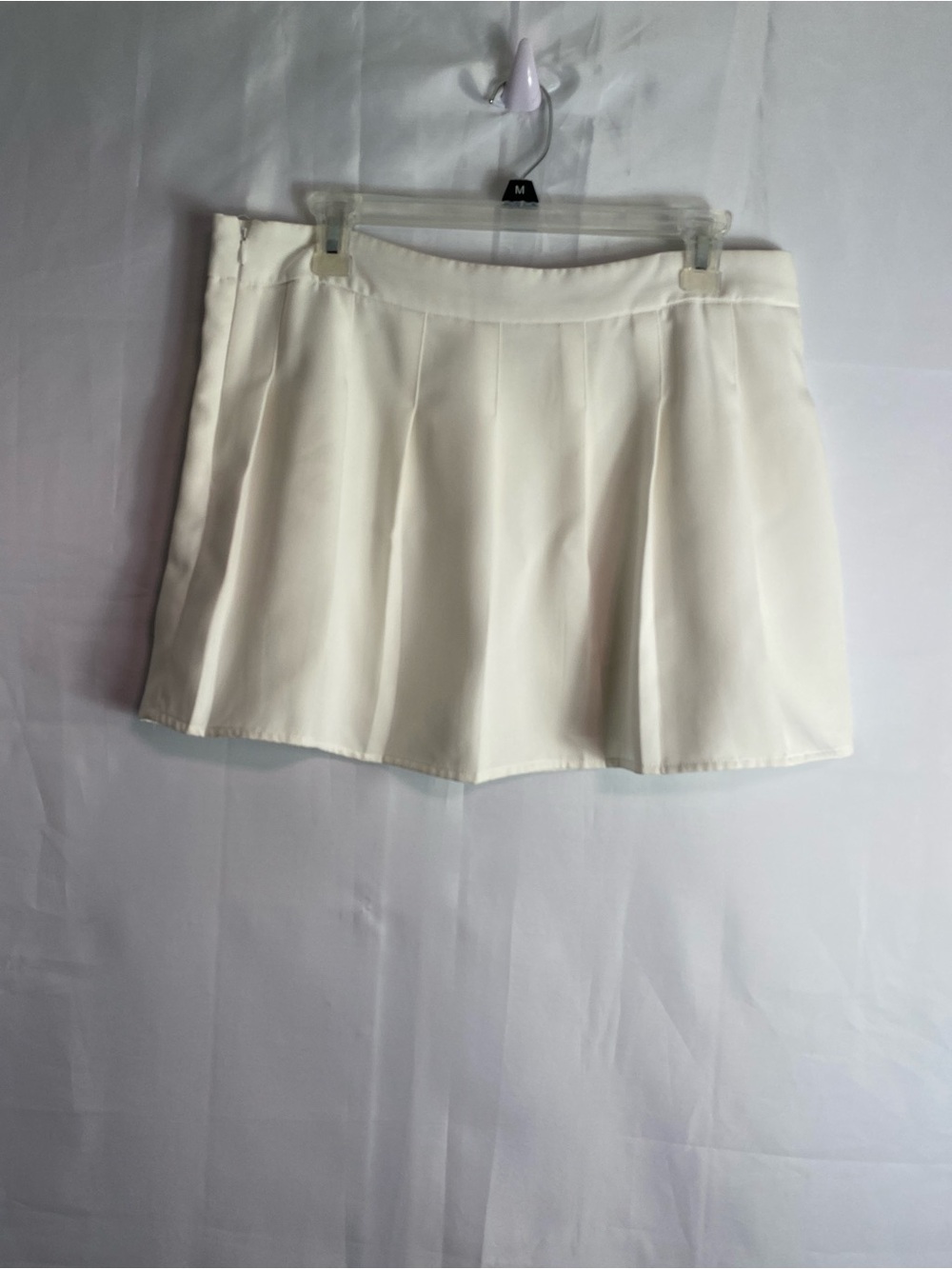 Finesse white pleated skirt